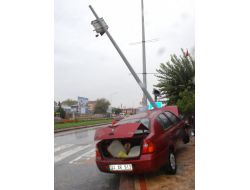 Kaza Yapan Sürücü Mobese Kamerası Direğine Çarptı