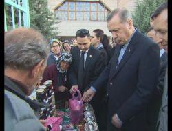 Başbakan köylülerden alışveriş yaptı