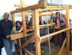 Sydv’nın Eğittiği Köylü Kadınların Yaptığı Şal Ve Fular Toptan Satılıyor