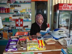 Bakkal İşletirken Kitap Kurdu Oldu