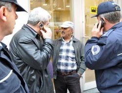 Polis, Bir Saat Peşinde Dolaştı Yine De Dolandırıldı