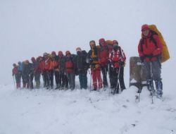 Dağcılar, Yılın İlk Karının Keyfini Çıkardı