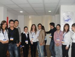 Zirveden Gelen Topuk Seslerine Kulak Verdiler