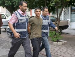 Gazetecilerle Dolandırıcının Etek Tartışması