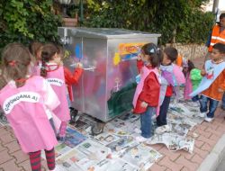 İpek Anaokulu Öğrencileri Muratpaşa’daki Çöp Konteynerlerini Boyuyor