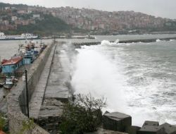 Karadeniz'de Fırtınada Dev Dalgalar Oluştu