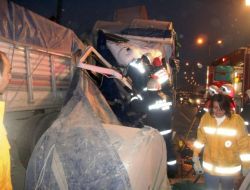 Kamyonlar Kazaya Karıştı, Tem Trafiği Kilitlendi