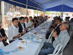 Başkan Çelikcan Yol Çalışması Yapan İşçilerle Yemek Yedi