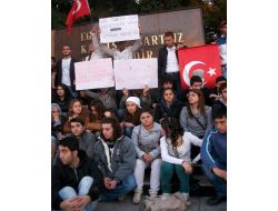 Terör Sessiz Oturuşla Protesto Edildi