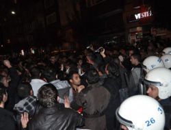 Eskişehir’de, Bdp Bayrağının İndirilmesiyle Gösteriler Sona Erdi