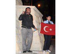 Çocuklarının Önünde Silahı Kafasına Dayayıp Terörü Protesto Etti