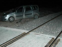 Osmaniye’de Yük Treni Otomobile Çarptı