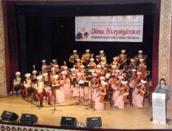 Dina Nurpeyisova Akademik Kazak Halk Çalgıları Orkestrası'ndan Konser