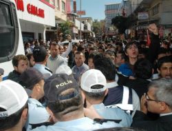 Osmaniye’de Bir Grup Genç Bdp Binasına Girmek İstedi