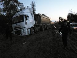 Çalıntı Kamyonla Kaçarken Kuma Saplandılar