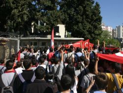 Lise Öğrencileri Şehitler İçin Sokağa Döküldü