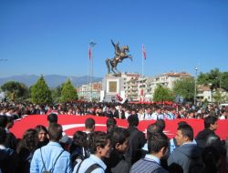 EDREMİT'TE TERÖRE LANET YAĞDI