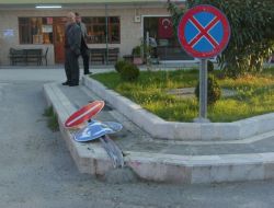 Çarptığı İki Çocuğu Hastaneye Götürürken De Kaza Yapınca Aracı Bırakıp Kaçtı