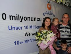 Antalya'ya Gelen 10 Milyonuncu Turist Çiçeklerle Karşılandı
