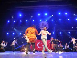 Türk Öğrencilerin Çin’deki Kolbastı Şovu Büyük Beğeni Topladı