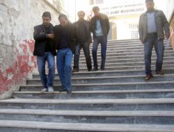 Arkadan Çarptıkları Araçtan 220 Bin Lira Çaldılar