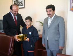 Kaymakam Özyiğit, Dakikada 12 Bin Kelime Okuyan Öğrenciyi Ödüllendirdi