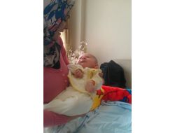 Annesinin Kucağında Ölümü Bekliyor