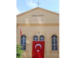 Ortodokslar Kilise Duvarına Astıkları Türk Bayrağı İle Birlik Mesajı Verdi