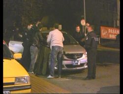 Park Halindeki Otomobillere Çarpan Alkollü Sürücü Polisten Kaçamadı