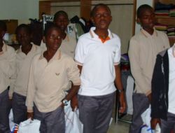 Kimse Yok Mu Derneği Ugandalı Öğrencileri Giydirdi