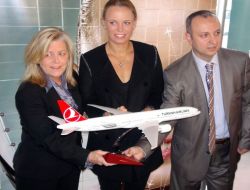 Ünlü Tenisçi Caroline'ne Thy'nı Ziyaret Etti!