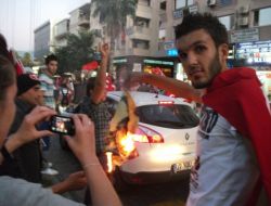 Mitingde Bir Grup Bdp Binasına Saldırdı