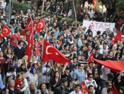 İnternet Aracılığıyla Toplanarak Protesto