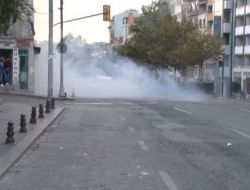 Maskeli Grup Caddeye Ses Bombası Attı