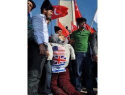 Maketi Asılınca Şehit Yakını Fenalaştı