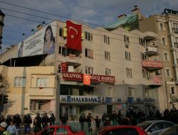 Bdp İl Binasına Türk Bayrağı Astılar