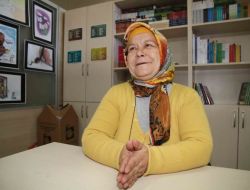 Ebru Dersi Verebilmek İçin 56 Yaşında Lise Diploması Almaya Çalışıyor
