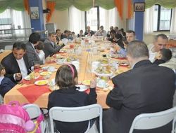 Babalar Çocuklarıyla Okulda Kahvaltı Yapıyor