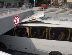 Köprü Yüksekliği Hesap Edilmeyince Turist Otobüsü Alt Geçide Sıkıştı