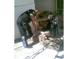 Toplum Destekli Polis Ziyarete Gittiği Evde Odun Kesti