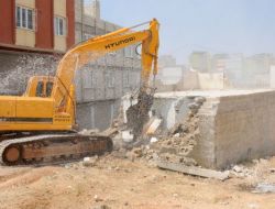 İmar Planında Park Alanı Olarak Belirlenen Arsadaki Kaçak Ev Yıkıldı