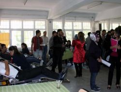 Üniversiteliler, Depremzedelerin Acil Kan İhtiyacı İçin Sıraya Girdi