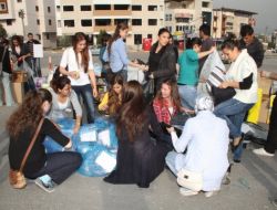 Pamukkale Üniversitesi Öğrencileri Depremzedelere Yardım Topluyor