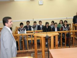 Öğrenciler Duruşma Salonunu Gezdi