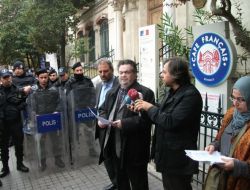 Kaddafi’nin Öldürülmesini Fransız Başkonsolosluğu Önünde Protesto Ettiler