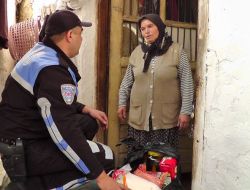 Polisten İhtiyaç Sahiplerine Yardım Eli