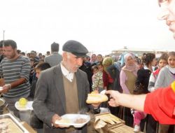 Depremzedelere Sıcak Yemek Ulaştı, Çadır Sıkıntısı Devam Ediyor