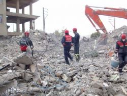 Kocaeli Ekibi, Enkazdan İki Kişiyi Canlı Çıkardı