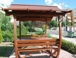 Komşular, Muhabbet Etmek İçin Çardakta Buluşacak