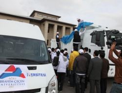 Üniversiteliler, Topladığı Yardımları Arısu Köyünde Depremzedelere Dağıttı